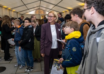 Landeshauptfrau Johanna Mikl-Leitner beim Forschungsfest 2025 im Palais Niederösterreich.