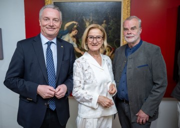 Bei der Eröffnung der Sonderausstellung „Märchen, Mythen & Legenden“ im Krahuletzmuseum in Eggenburg: Landeshauptfrau Johanna Mikl-Leitner mit (li.) dem Obmann der Krahuletzgesellschaft Gerhard Dafert und (re.) Kurator Bernd Ernsting von der Letter Stiftung Köln.