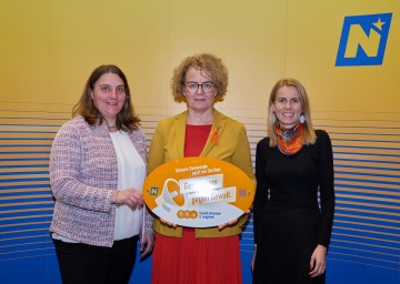 Im Bild von links nach rechts: Stadträtin Barbara Doupovec (Neulengbach), Frauen-Landesrätin Christiane Teschl-Hofmeister und Gemeinderätin Kornelia Hechtl (Neulengbach)
