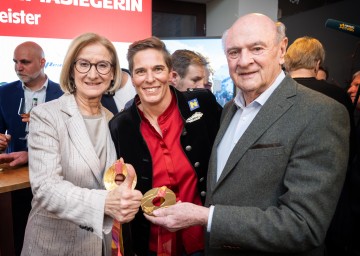 Beim 20. Jubiläum „Olympia Doppelgold für Michaela Dorfmeister“ (v.l.): Landeshauptfrau Johanna Mikl-Leitner, Michaela Dorfmeister und Landeshauptmann a. D. Erwin Pröll mit den Original-Goldmedaillen von 2006.