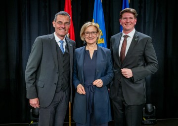 Landeshauptfrau Johanna Mikl-Leitner mit dem bisherigen Bezirkshauptmann Gmünd Stefan Grusch (li.) und dem neuen Bezirkshauptmann Christian Pehofer bei der Amtsübergabe im Veranstaltungszentrum „Das Moment“ in Litschau.