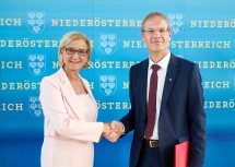 Landeshauptfrau Johanna Mikl-Leitner mit dem Europarechts-Experten Walter Obwexer.