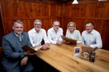 (v.l.n.r.) Lukas Michlmayr (Abgeordneter zum NÖ Landtag), die beiden Geschäftsführer Uwe Schlager und Wolfgang Engelberger, Landeshauptfrau Johanna Mikl-Leitner und Andreas Purt (GF Tourismusregion Mostviertel).