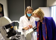 Landeshauptfrau Johanna Mikl-Leitner machte sich ein Bild von der Arbeit im „Core Facility“ Krems.