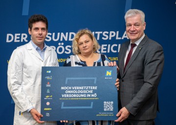 Präsentation des hämatologisches Tumorboards als erster Stufe eines NÖ Tumorboard-Netzwerkes im Universitätsklinikum St. Pölten mit Prim. Josef Singer, Leiter der Klinischen Abteilung für Innere Medizin 2 am Universitätsklinikum Krems, Elisabeth Bräutigam, Vorständin der NÖ Landesgesundheitsagentur, und Landesrat Anton Kasser (v.l.n.r.)