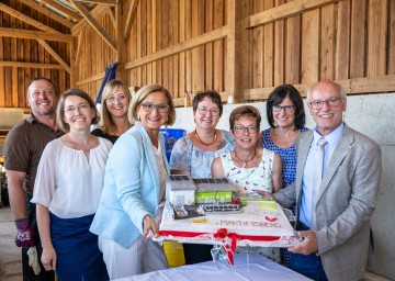 Eröffnung der neuen Kläranlage in Martinsberg: Ein engagiertes Team der Gemeinde – im Bild mit Landeshauptfrau Johanna Mikl-Leitner und Bürgermeister Friedrich Fuchs – sorgte für das leibliche Wohl der Gäste.