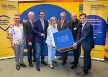 (v.l.) Andreas Kuba (NÖ Kulturvernetzung, Projektleiter Tage der Offenen Ateliers), Martin Lammerhuber (Geschäftsführer Kultur.Region.Niederösterreich), Robert Richter (Marketingleiter NÖN), Landeshauptfrau Johanna Mikl-Leitner, Hermann Dikowitsch (Leiter Abt. Kunst und Kultur, Land NÖ), Harald Knabl (Geschäftsführer NÖ Kulturvernetzung) und Philipp Weitz (kaufmännischer Geschäftsführer Kultur.Region.Niederösterreich).