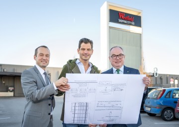 (v.l.) Paul Douay, Director of Operations Österreich und Deutschland bei Unibail-Rodamco-Westfield, Bürgermeister Hannes Koza und LH-Stellvertreter Stephan Pernkopf.