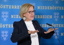 Landeshauptfrau Johanna Mikl-Leitner bei der Pressekonferenz im NÖ Landhaus.