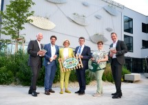 ecoplus Digital Geschäftsführer Claus Zeppelzauer, „Natur im Garten“ Geschäftsführer Matthias Wobornik, Landeshauptfrau Johanna Mikl-Leitner, Bürgermeister Peter Eisenschenk, „Natur im Garten“ Geschäftsführerin Christa Lackner sowie ecoplus Digital Geschäftsführer Lukas Reutterer