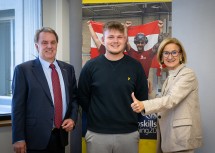 Landeshauptfrau Johanna Mikl-Leitner und (li.) WKNÖ-Präsident Wolfgang Ecker gratulieren Lukas Mieder.