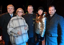 Über die Eröffnung des 13. "Weihnachten im Park" freuen sich Sparkassen-Vorstandsdirektor Helge Haslinger, Landeshauptfrau Johanna Mikl-Leitner, Landesfeuerwehrkommandant Dietmar Fahrafellner, Sängerin Monika Ballwein und Sparkassen-Vorstandsdirektor Peter Hronek. (v.l.n.r.)