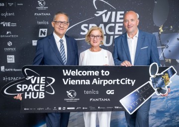 Bei der Eröffnung der neuen Space Factory im ESA Phi-Lab Austria am Flughafen Wien-Schwechat: Landeshauptfrau Johanna Mikl-Leitner mit (li.) Flughafen-Vorstand Günther Ofner und (re.) Michael Moll, Geschäftsführer des ESA Phi-Lab Austria.