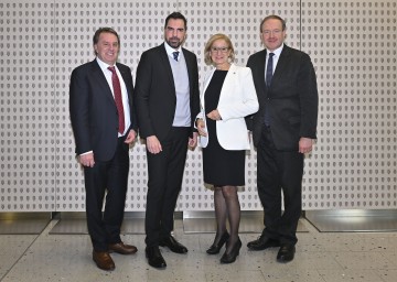 (v.l.) WKNÖ-Präsident Wolfgang Ecker, IV-NÖ-Präsident Kari Ochsner, Landeshauptfrau Johanna Mikl-Leitner und der Leiter NÖ Wirtschaftsweisen, Wirtschaftsforscher Christian Helmenstein, berieten über die Wirtschaftspolitik Niederösterreich.