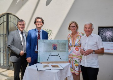 Beim Jubiläum „100 Jahre Stadterhebung Scheibbs“ (v.l.n.r.): Landtagsabgeordneter Anton Erberg, Bürgermeister David Pöckstein, Landeshauptfrau Johanna Mikl-Leitner und Stadtarchivar Johann Schagerl.