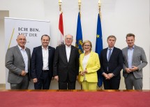 Landeshauptfrau Johanna Mikl-Leitner und Bischof Alois Schwarz im Kreis weiterer Verantwortungsträger nach der ersten Kuratoriumssitzung zur Restaurierung der Domkirche St. Pölten.