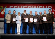 Landeshauptfrau Johanna Mikl-Leitner, LH-Stellvertreter Stephan Pernkopf (li.außen) und Landesfeuerwehrkommandant Dietmar Fahrafellner (2.v.re.) mit der Delegation aus Oberösterreich: (v.l.n.r.) Feuerwehrpräsident Österreich und Landesfeuerwehrkommandant Robert Mayer, Oberbrandrat Hans-Peter Schiffelhumer, stv. Landesfeuerwehrkommandant Michael Hutterer, Oberbrandrat Franz Bair und Landesbrandrat Wolfgang Mayr.