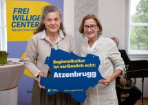 Landeshauptfrau Johanna Mikl-Leitner überreicht Bürgermeisterin Beate Jilch für die Gemeinde Atzenbrugg die Plakette „Verlässlich echt“ der Kultur.Rewgion.Niederösterreich.