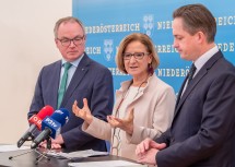 Präsentierten das Bauernhofpaket 2020: LH-Stellvertreter Stephan Pernkopf, Landeshauptfrau Johanna Mikl-Leitner und Johannes Schmuckenschlager, Präsident der Landwirtschaftskammer Niederösterreich (v.l.n.r.).