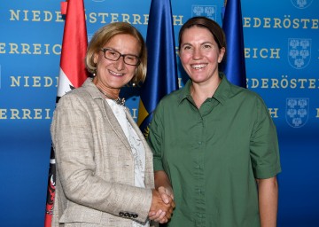 Landeshauptfrau Johanna Mikl-Leitner mit der Direktorin des Nationalpark Donau-Auen, Edith Klauser 
