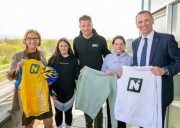 Landeshauptfrau Johanna Mikl-Leitner (l.), Olympiasieger Benjamin Karl (m.), LR Jochen Danninger (r.) sowie zwei Schülerinnen der Sportmittelschule St. Pölten 