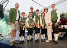 Landeshauptfrau Johanna Mikl-Leitner und Bürgermeister Josef Schachner (li.) mit Musikantinnen und Musikanten des MV Lunz am See.