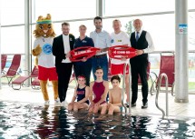 Kostenloses Angebot für Schwimmkurse: SPORTLAND Niederösterreich-Maskottchen, Moderator Andreas Onea, NÖLVS-Präsidentin Birgit Fürnkranz-Maglock, LH-Stellvertreter Udo Landbauer, Testimonial Toni Pfeffer, NV-Vorstandsdirektor Bernhard Lackner (v.l.n.r.) und Kinder