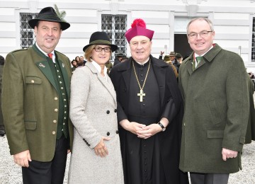 Der Niederösterreichische Landesjagdverband lud zur Hubertusmesse in das Stift Herzogenburg. Im Bild von links nach rechts: Landesjägermeister Josef Pröll, Landeshauptfrau Johanna Mikl-Leitner, Prälat Maximilian Fürnsinn, LH-Stellvertreter Stephan Pernkopf  