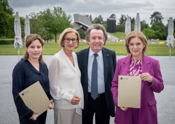 Große Freude über die Fortsetzung der erfolgreichen Kooperation zwischen dem ORF und der Grafenegg Kulturbetriebsges.m.b.H.: Grafenegg-Geschäftsführerin Simone Bamberg, Landeshauptfrau Johanna Mikl-Leitner, Grafeneggs künstlerischer Leiter Rudolf Buchbinder und ORF-Generaldirektorin Ingrid Thurnher (v.l.n.r.)