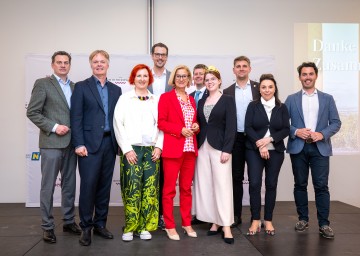 Tourismusforum Wienerwald in Mauerbach. Im Bild Heinrich Hartl vom Weingut Hartl, Michael Duscher, Geschäftsführer der Niederösterreich Werbung, Irene Vonderlind vom Museum Gugging, Marcus Lindford, Geschäftsführer von Wienerwald Tourismus, Landeshauptfrau Johanna Mikl-Leitner, Georg Kabas, Vizebürgermeister von Mauerbach, Weinkönigin Marie Huber, Axel Nemetz vom At the Park Hotel Baden, Adelaide Royer, Direktorin des Hotels Schlosspark Mauerbach, und der Waldökologe Artur Cisar-Erlach (v.l.n.r.)