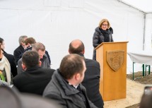 Landeshauptfrau Johanna Mikl-Leitner bei ihrer Ansprache im Festzelt im Zuge der Eröffnung der Tagesbetreuungseinrichtung in der Marktgemeinde Stetteldorf am Wagram.