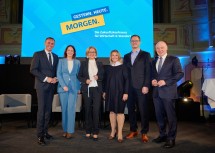 (v.l.) Landesrat Jochen Danninger, Daniela Fuchshuber, Prokuristin Fuchshuber Agrarhandel GmbH, Landeshauptfrau Johanna Mikl-Leitner, Barbara Weinzetl, Geschäftsführerin Weinzetl Holding GmbH und Mathias Köhler Geschäftsführer ZKW Elektronik GmbH bei der Feier zu „60 Jahre ecoplus“, an der zahlreiche Unternehmerinnen und Unternehmer wie Gäste aus Wirtschaft und Politik teilnahmen.
