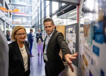 Landeshauptfrau Johanna Mikl-Leitner beim Rundgang durch den Open Space an der Fachhochschule St. Pölten.