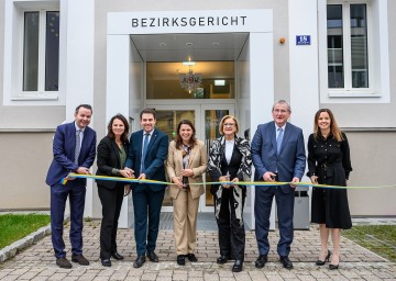 Offizielle Eröffnung des generalsanierten Bezirksgerichts Lilienfeld (v.l.n.r.): Christoph Reiter, Abteilungsleiter Gebäude- und Liegenschaftsmanagement Land NÖ, Bezirkshauptfrau Heidelinde Grubhofer, Bürgermeister Manuel Aichberger, Bundesrätin Sandra Böhmwalder, Landeshauptfrau Johanna Mikl-Leitner, Kurt Seelinger, Vizepräsident Oberlandesgericht W/NÖ/Bgld., und die stellvertretende Gerichtsvorsteherin des Bezirksgerichts Lilienfeld Katharina Hinterleitner. 