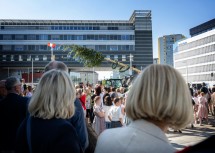 Beim Aufstellen des Maibaums im Regierungsviertel.