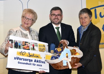 10 Jahre Lebensstilprogramm „Vorsorge Aktiv“: Professorin Rose Tiefenbacher, ehemalige Teilnehmerin am Programm „Vorsorge Aktiv“, Landesrat Ludwig Schleritzko und Andrea Podolsky vom Universitätsklinikum Krems (v.l.n,r.)