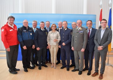 Präsentierten die Ergebnisse des Sicherheitsgipfels im NÖ Landhaus, von links nach rechts: Rot-Kreuz-General Josef Schmoll, Geschäftsführer Notruf NÖ Christoph Chwojka, Zivilschutzverbandpräsident Christoph Kainz, Landesfeuerwehrkommandant Dietmar Fahrafellner, LH-Stellvertreter Stephan Pernkopf, Landeshauptfrau Johanna Mikl-Leitner, ASBÖ-Landesrettungskommandant Werner Grießler, Landespolizeikommandant Konrad Kogler, der Vertreter der Gemeinden Karl Moser, Militärkommandant Martin Jawurek, der Vertreter der Bezirkshauptmannschaften Josef Kronister und FH-Professor Johann Haag.