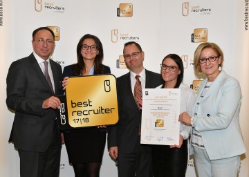 Als Sieger der diesjährigen Untersuchung geht die LKW WALTER Internationale Transportorganisation AG hervor. Im Bild von links nach rechts: Markus Gruber, Geschäftsführer GPK und Herausgeber Career Verlag, Anna Maria Walisch, Thomas Denkinger und Melanie Schmid jeweils von LKW Walter und Landeshauptfrau Johanna Mikl-Leitner.