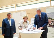 Landeshauptfrau Johanna Mikl-Leitner und Bundesminister Heinz Faßmann unterzeichneten die 15a-Vereinbarung im Beisein von IST Austria-Präsident Thomas Henzinger