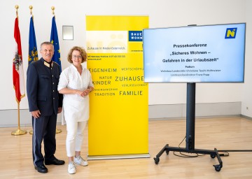 Landespolizeidirektor Franz Popp und Landesrätin Christiane Teschl-Hofmeister bei der Präsentation der Förderung in St. Pölten. 