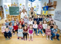 Landeshauptfrau Johanna Mikl-Leitner und Landesrätin Christiane Teschl-Hofmeister mit einer Zwischenbilanz zur blau-gelben Betreuungsoffensive anlässlich des Internationalen Weltkindertages am 20. November.