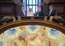 (v.l.) Bürgermeister Christoph Kaufmann, Probst Anton Höslinger, Landeshauptfrau Johanna Mikl-Leitner und Wirtschaftsdirektor Andreas Gahleitner im Marmorsaal des Stift Klosterneuburg, in dem man das Fresko „Die Glorie des Hauses Österreich“ von Daniel Gran, das die imposante Kuppel schmückt, über einen Spiegel detailgetreu bewundern kann.