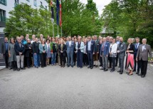 Landeshauptfrau Johanna Mikl-Leitner und Bundesministerin Eva-Maria Holzleitner im Kreis der Gäste der Festveranstaltung zum 70-Jahre-Jubiläum des Rings Österreichischer Bildungswerke im Europahaus in Wien.