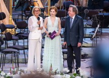 Landeshauptfrau Johanna Mikl-Leitner im Gespräch mit Moderatorin Teresa Vogl und dem künstlerischen Leiter Rudolf Buchbinder (v.l.n.r.).