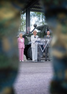 Verteidigungsministerin Klaudia Tanner, Landeshauptfrau Johanna Mikl-Leitner und Rüstungsdirektor Harald Vodosek bei der Pressekonferenz in St. Pölten.