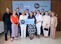 Peter Molnar, Bürgermeister Krems, Julia Flunger-Schulz, Geschäftsführerin Kunstmeile Krems, Udo Brändle, Geschäftsführer IMC, Landeshauptfrau Johanna Mikl-Leitner, Bildungsminister Martin Polaschek, Ulrike Prommer, Geschäftsführerin IMC, Heinz Boyer, IMC-Gründer und Aufsichtsratsvorsitzender, Landesrätin Susanne Rosenkranz, Florian Kamleitner, Vizebürgermeister Krems, Alina Dumandzic, Studierende, Martin Waiguny, Akademischer Leiter IMC, und Eva Werner, Rektorin IMC 2010 bis 2019.