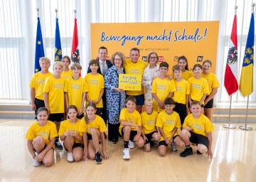 Bildungsdirektor Karl Fritthum, Bildungslandesrätin Christiane Teschl-Hofmeister, Philipp Jelinek und Landeshauptfrau Johanna Mikl-Leitner mit Schülerinnen und Schülern des BRG Kremszeile in Krems.