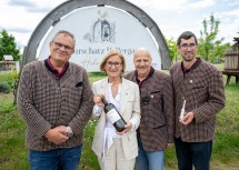 Reinhard Gerstorfer (Kassier Verein Kulturschatz Kellergasse), Landeshauptfrau Johanna Mikl-Leitner, Gerald Dick (Obmann Verein Kulturschatz Kellergasse) und Mathias Pöcher (Obmann-Stv. Verein Kulturschatz Kellergasse & Ortsvorsteher).