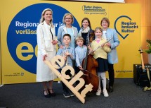 Vorfreude bei Landeshauptfrau Johanna Mikl-Leitner und Vertreterinnen der Musikschulen gemeinsam mit Musikschülern auf die Anfang Mai stattfindenden Tage der Musik- und Kunstschulen Niederösterreich. 