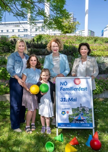 (v.l.n.r.): Janine Hollaus mit ihren Töchtern Caroline und Theresa, Familien-Landesrätin Christiane Teschl-Hofmeister und Familienland Niederösterreich GmbH-Geschäftsführerin Barbara Trettler.
